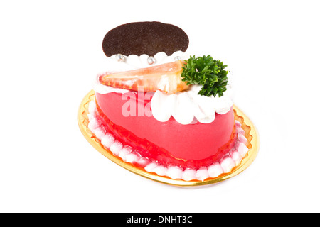 Erdbeerkuchen isoliert auf weißem Hintergrund. Stockfoto