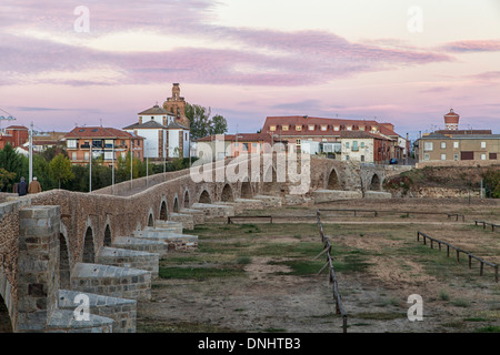 Gotische Brücke, am Hospital de Orbigo und Ritterturniere Park; eine historische Stätte auf dem Jakobsweg nach Santiago De Compostela, Spanien Stockfoto