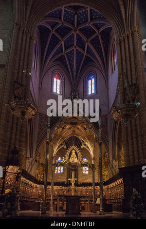 Der Hauptaltar der Kathedrale von Pamplona enthält romanische Virgen del Sagrario. Stockfoto