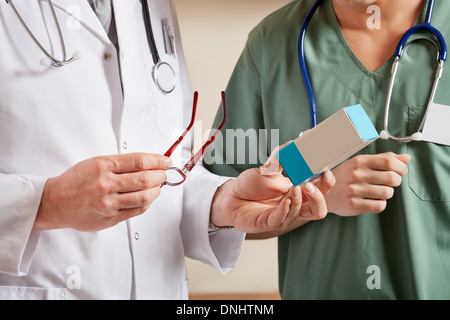 Arzt-Holding-Medizin-Box Stockfoto