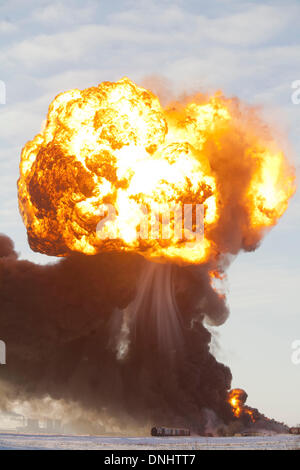 Casselton, North Dakota, USA. 30. Dezember 2013. Ein massive Feuerball aus einer explodierenden Waggon steigt in die Luft gerade westlich von Casselton. Mindestens sieben Autos auf 106-Wagen-Zug ging in Flammen nach Entgleisung. Bildnachweis: Dave Arntson/ZUMAPRESS.com/Alamy Live-Nachrichten Stockfoto