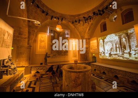 (131231)--ACRE, 31. Dezember 2013 (Xinhua)--Besucher sehen Sie eine Multimedia-Präsentation auf das türkische Badehaus in der Altstadt von Akko, Nordisrael, am 27. Dezember 2013. Die Altstadt von Akko in Akkon in Israel wurde im Jahr 2001 auf der Weltkulturerbeliste der UNESCO eingeschrieben. Mit einer Geschichte von mehr als 5.000 Jahren urkundlich festgehalten ist Hektar großen Hafen Stadtmauer mit kontinuierlichen Siedlung aus der phönizischen Zeit. Die heutige Stadt ist charakteristisch für eine befestigte Stadt der osmanischen aus dem 18. und 19. Jahrhundert, mit typischen städtischen Komponenten wie die Zitadelle, Moscheen, Karawansereien und Bäder. Die Stockfoto