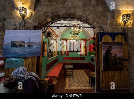 (131231)--ACRE, 31. Dezember 2013 (Xinhua)--ein arabischer Mann in einem Café auf dem türkischen Basar in der Altstadt von Akko, Nordisrael, am 27. Dezember 2013 ruht. Die Altstadt von Akko in Akkon in Israel wurde im Jahr 2001 auf der Weltkulturerbeliste der UNESCO eingeschrieben. Mit einer Geschichte von mehr als 5.000 Jahren urkundlich festgehalten ist Hektar großen Hafen Stadtmauer mit kontinuierlichen Siedlung aus der phönizischen Zeit. Die heutige Stadt ist charakteristisch für eine befestigte Stadt der osmanischen aus dem 18. und 19. Jahrhundert, mit typischen städtischen Komponenten wie die Zitadelle, Moscheen, Karawansereien und Bäder. Die bleiben Stockfoto