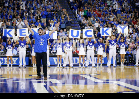 Lexington, Kentucky, USA. 28. Dezember 2013. Hunger Games star Josh Hutcherson auf Mitte Hof ging war '' Y'' von Kentucky zu bilden, wie #18 Kentucky #6 Louisville 73-66 auf Samstag, 28. Dezember 2013 in Lexington, Kentucky Fotos von Mark Cornelison besiegt | Personal © Lexington Herald-Leader/ZUMAPRESS.com/Alamy Live-Nachrichten Stockfoto