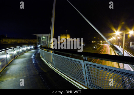 Carlisle Castle in der Nacht von der Millennium-Brücke über der Burg Weg Schnellstraße Stockfoto