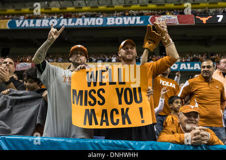 San Antonio, Texas, USA. 30. Dezember 2013. 30. Dezember 2103: Texas Longhorns Fans mit einem Schild für Mack Brown während der Valero Alamo Bowl NCAA Football-Spiel zwischen dem Oregon Ducks und die Texas Longhorns an der Alamodome in San Antonio, TX. Die Ducks besiegten die Longhorns 30-7. Bildnachweis: Csm/Alamy Live-Nachrichten Stockfoto