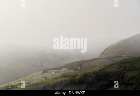 Winterliche Dusche fallen in Hügeln, Cumbria, UK. Stockfoto