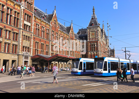 Amsterdamer Hauptbahnhof und öffentliche Verkehrsmittel und Straßenbahnen, Niederlande, Europa Stockfoto