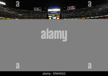 San Diego, Kalifornien, USA. 30. Dezember 2013. United States Marines anzeigen die amerikanische Flagge vor der National University Holiday Bowl College-Football-Spiel zwischen den Arizona State Sun Devils und die Texas Tech Red Raiders im Qualcomm Stadium in San Diego, California.Louis Lopez/CSM/Alamy Live News Stockfoto