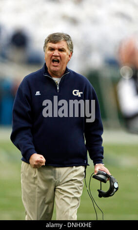 Nashville, Tennessee, USA. 30. Dezember 2013. 30. Dezember 2013: Georgia Tech Yellow Jackets Cheftrainer Paul Johnson zu seinem Spieler während der Franklin amerikanische Hypotheken Music City Bowl-Spiel zwischen den Mississippi Rebels und der Georgia Tech Yellow Jackets im LP Field, 30. Dezember 2013 in Nashville, Tennessee schreit. (TPL-Sports.com/Cal-Sport-Medien) Bildnachweis: Csm/Alamy Live-Nachrichten Stockfoto