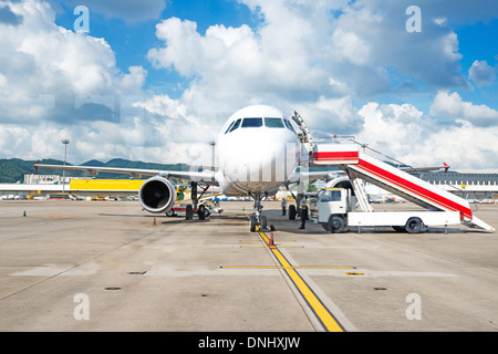 Das Flugzeug auf dem Flughafen beim Laden Stockfoto