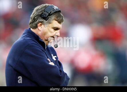 Nashville, Tennessee, USA. 31. Dezember 2013. 30. Dezember 2013: Georgia Tech Yellow Jackets head Coach Paul Johnson an der Seitenlinie während Franklin amerikanische Hypotheken Music City Bowl-Spiel zwischen den Mississippi Rebels und der Georgia Tech Yellow Jackets im LP Field, 30. Dezember 2013 in Nashville, Tennessee. (TPL-Sports.com/Cal-Sport-Medien) Bildnachweis: Csm/Alamy Live-Nachrichten Stockfoto