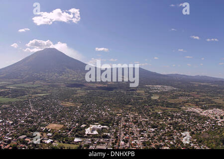 San Miguel, El Salvador. 30. Dezember 2013. Foto zur Verfügung gestellt am 30. Dezember 2013 durch das Ministerium des Klimas von El Salvador zeigt den Chaparrastique Vulkan von El Salvador. El Salvador Vulkanausbruch Chaparrastique frühen Sonntag, spuckt eine große Spalte von Asche und Rauch in den Himmel. Bildnachweis: Umweltministerium El Salvador/Xinhua/Alamy Live-Nachrichten Stockfoto