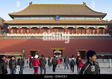 Palastmuseum Peking. 31. Dezember 2013. Touristen werden vor der Meridian-Tor der verbotenen Stadt in Peking am 31. Dezember 2013 gesehen. Die Verbotene Stadt, auch bekannt als das Palastmuseum, wird am Montag seit 1. Januar 2014 geschlossen werden. Aber Publikumstage und montags während der 1. Juli bis 31. August wird das Museum noch geöffnet werden. © Zhao Bing/Xinhua/Alamy Live-Nachrichten Stockfoto