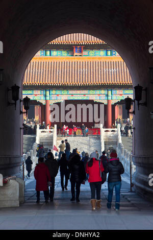 Palastmuseum Peking. 31. Dezember 2013. Touristen besuchen die Verbotene Stadt in Peking am 31. Dezember 2013. Die Verbotene Stadt, auch bekannt als das Palastmuseum, wird am Montag seit 1. Januar 2014 geschlossen werden. Aber Publikumstage und montags während der 1. Juli bis 31. August wird das Museum noch geöffnet werden. © Zhao Bing/Xinhua/Alamy Live-Nachrichten Stockfoto