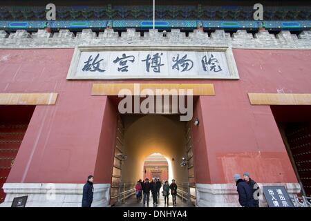 Palastmuseum Peking. 31. Dezember 2013. Touristen gehen aus dem Shenwu Tor der verbotenen Stadt in Peking am 31. Dezember 2013. Die Verbotene Stadt, auch bekannt als das Palastmuseum, wird am Montag seit 1. Januar 2014 geschlossen werden. Aber Publikumstage und montags während der 1. Juli bis 31. August wird das Museum noch geöffnet werden. © Zhao Bing/Xinhua/Alamy Live-Nachrichten Stockfoto