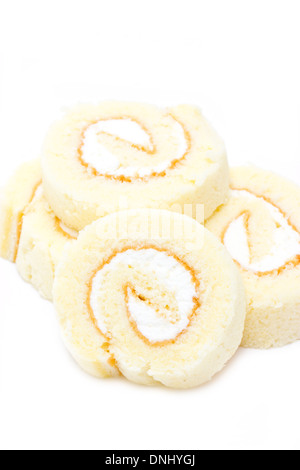 Vanille Roll Kuchen isoliert auf weiss. Stockfoto