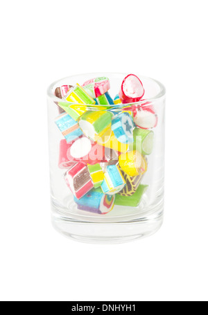 Bunte Bonbons im Glas isoliert auf weiss. Stockfoto