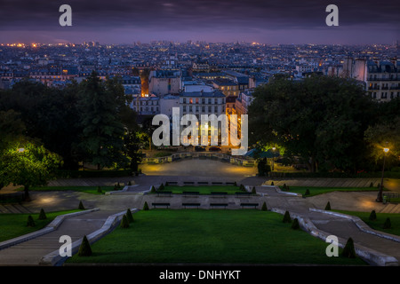 Götterdämmerung über Paris wie von den Stufen des Sacre Coeur Montmartre zu sehen. Stockfoto