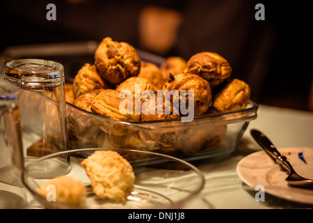 Krapfen auf einem Tisch serviert als Zwischenmahlzeit Weihnachten Stockfoto