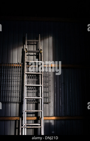 Große Metall-Leiter Stadning af Wand Stockfoto