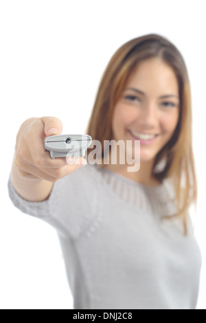 Frau einen Knopf auf einer Fernbedienung isoliert auf weißem Hintergrund Stockfoto