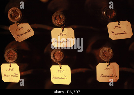 ALTE WEINE IN DEN KELLERN JADOT WEIN, MEURSAULT 1914 UND 1895, COTE-D ' OR (21), BOURGOGNE, FRANKREICH Stockfoto