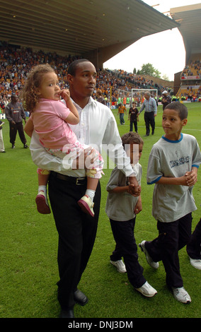 Paul Ince Fußballer mit seinen Kindern in 2004 zurückkamen, Daniel und sein Sohn Tom Tom ist auf der rechten Seite Stockfoto