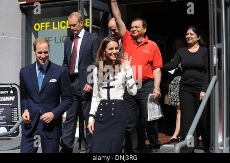 Herzog und Herzogin von Cambridge verlassen die Machan Express Cafe in Birmingham nach der Stadt Unruhen Ajay Bhatia, besitzt die Zertifizierungsstelle Stockfoto