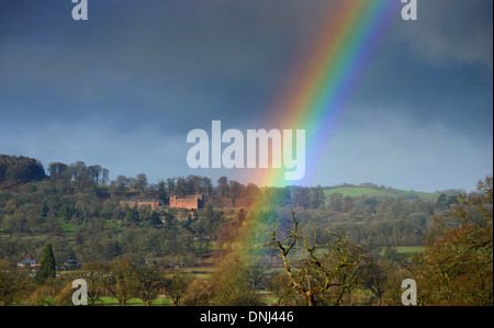 Regenbogen und Powis Castle in Wales Großbritannien Stockfoto