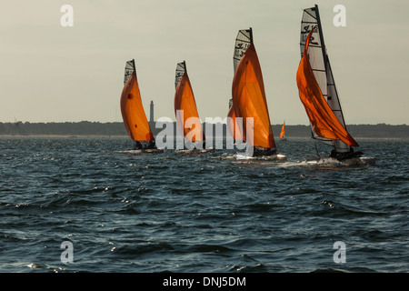 SEGELSCHIFFE IN DEN BECKEN VON ARCACHON UND DER LEUCHTTURM AM CAP FERRET, (33) GIRONDE, AQUITAINE, FRANKREICH Stockfoto