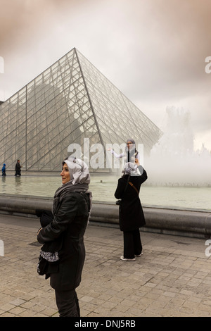 Pyramide du Louvre paris.tourists posieren für Porträts vor Eingang zur Galerie des Louvre Paris Frankreich. Stockfoto