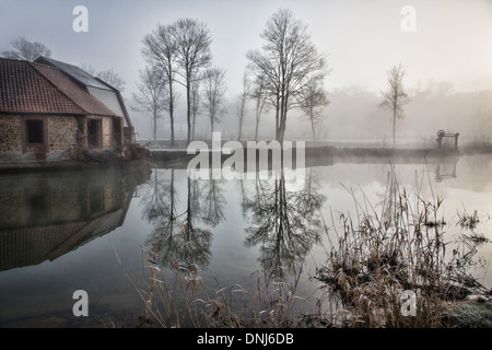 DIE RISLE-FLUSS IN DER FRÜHEN MORGEN NEBEL, RUGLES, EURE (27), FRANKREICH Stockfoto