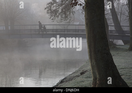 DIE RISLE-FLUSS IN DER FRÜHEN MORGEN NEBEL, RUGLES, EURE (27), FRANKREICH Stockfoto