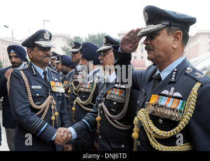 Neu-Delhi, Indien. 31. Dezember 2013. Indische neue Air Chief Marshal Arup Raha (L) schüttelt Hände mit senior Luftwaffe Offiziere am Sitz der Luftwaffe in Neu-Delhi, Indien, 31. Dezember 2013. Marschall Arup Raha übernahm von etablierten Chief of Air Staff, Air Chief Marshal N.A. K. Browne als Chef des Landes Luftwaffe. Bildnachweis: Partha Sarkar/Xinhua/Alamy Live-Nachrichten Stockfoto