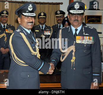 Neu-Delhi, Indien. 31. Dezember 2013. Indische neue Air Force Chief Marshal Arup Raha (L) schüttelt Hände mit ausgehenden Air Chief Marshal N.A. K. Browne am Sitz der Luftwaffe in Neu-Delhi, Indien, 31. Dezember 2013. Marschall Arup Raha übernahm von etablierten Chief of Air Staff, Air Chief Marshal N.A. K. Browne als Chef des Landes Luftwaffe. Bildnachweis: Partha Sarkar/Xinhua/Alamy Live-Nachrichten Stockfoto