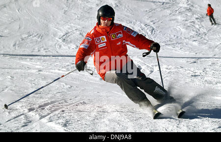 Datei - Datei Foto datiert 31. Januar 2005 zeigt deutsche dann Formel-1-Pilot Michael Schumacher beim Skifahren in Madonna di Campiglio, Italien. Ehemaliger Formel ein deutscher Rennfahrer Michael Schumacher ist immer noch am Klinikum Grenoble behandelt, nachdem er in ein Koma mit einem Schädel Trauma nach einem Skiunfall in Meribel zugelassen wurde. Schumachers Zustand leicht verbessert, aber er ist nicht aus der Gefahrenzone noch nach einer anderen Operation über Nacht weiter Druck auf sein Gehirn zu reduzieren Ärzte sagten. Foto: Oliver Multhaup/Dpa © Dpa picture-Alliance/Alamy Live News Stockfoto