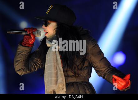 Berlin, Deutschland. 30. Dezember 2013. US-Sängerin Lumidee führt auf der Bühne während der Proben für die Silvester-Party am Brandenburger Tor in Berlin, Deutschland, 30. Dezember 2013. Menschen aus aller Welt werden erwartet, entlang der historischen "Straße des 17. Juni. Juni' (wörtl. 17. Juni Straße) um den Jahreswechsel zu feiern. Foto: Britta Pedersen/Dpa/Alamy Live News Stockfoto