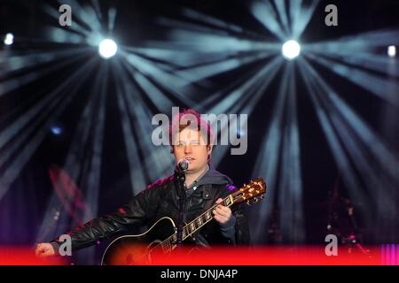 Berlin, Deutschland. 30. Dezember 2013. Britischer Sänger Nick Howard führt auf der Bühne während der Proben für die Silvester-Party am Brandenburger Tor in Berlin, Deutschland, 30. Dezember 2013. Menschen aus aller Welt werden erwartet, entlang der historischen "Straße des 17. Juni. Juni' (wörtl. 17. Juni Straße) um den Jahreswechsel zu feiern. Foto: Britta Pedersen/Dpa/Alamy Live News Stockfoto