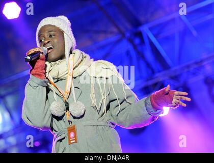 Berlin, Deutschland. 30. Dezember 2013. Sängerin Ivy Quainoo führt auf der Bühne während der Proben für die Silvester-Party am Brandenburger Tor in Berlin, Deutschland, 30. Dezember 2013. Menschen aus aller Welt werden erwartet, entlang der historischen "Straße des 17. Juni. Juni' (wörtl. 17. Juni Straße) um den Jahreswechsel zu feiern. Foto: Britta Pedersen/Dpa/Alamy Live News Stockfoto