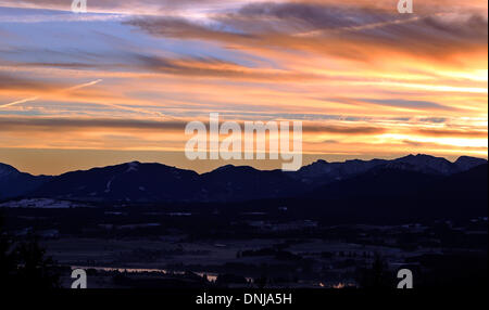 Buching, Deutschland. 31. Dezember 2013. Der rote Himmel leuchtet über den Alpen bei Sonnenaufgang in der Nähe von Buching, Deutschland, 31. Dezember 2013. Foto: Karl-Josef Hildenbrand/Dpa/Alamy Live News Stockfoto