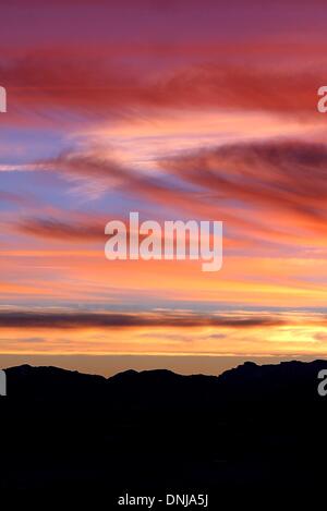 Buching, Deutschland. 31. Dezember 2013. Der rote Himmel leuchtet über den Alpen bei Sonnenaufgang in der Nähe von Buching, Deutschland, 31. Dezember 2013. Foto: Karl-Josef Hildenbrand/Dpa/Alamy Live News Stockfoto