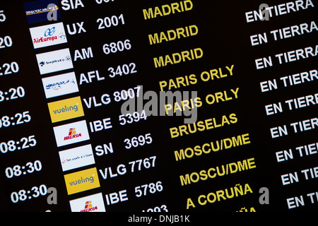Flug-Status-Anzeige im Flughafen-Terminal, Barcelona, Spanien Stockfoto