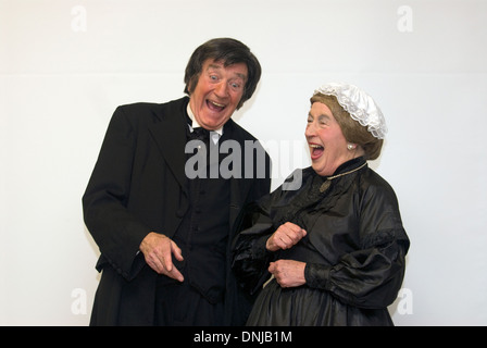 Paar mit einer Lesung in Kostümen aus verschiedenen Charles Dickens' Bücher zu Weihnachten, Petersfield, Hampshire, UK. Stockfoto