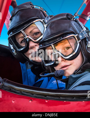 Mutter und Sohn bereit für eine aufregende Fahrt mit dem Flugzeug. Stockfoto