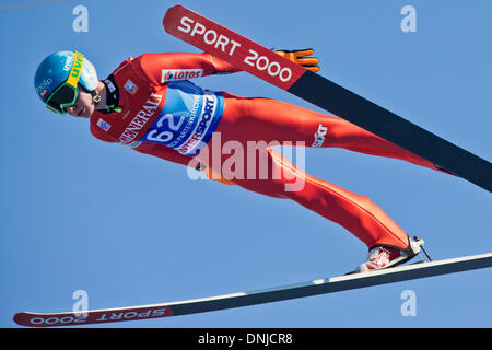 Garmisch-Partenkirchen, Deutschland. 31. Dezember 2013. Jan Ziobro Polens fliegt durch die Luft während einer Trainingseinheit in der zweiten Phase der Skispringen Vierschanzentournee in Garmisch-Partenkirchen, Deutschland, 31. Dezember 2013. Foto: DANIEL KARMANN/Dpa/Alamy Live News Stockfoto