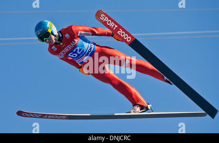 Garmisch-Partenkirchen, Deutschland. 31. Dezember 2013. Jan Ziobro Polens fliegt durch die Luft während einer Trainingseinheit in der zweiten Phase der Skispringen Vierschanzentournee in Garmisch-Partenkirchen, Deutschland, 31. Dezember 2013. Foto: DANIEL KARMANN/Dpa/Alamy Live News Stockfoto