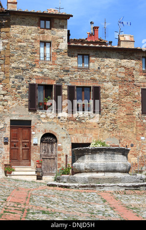 Mittelalterlichen Marktplatz mit Wasser gut in Castiglione d' Orcia. Toskana, Italien Stockfoto