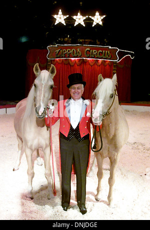 Norman Barrett mit zwei Pferde von Zippos Zirkus, die im Moment in Hove ist Stockfoto