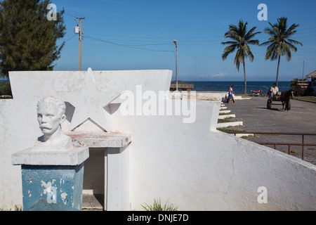 STATUE VON JOSE MARTI (1853-1895), KUBANISCHER POLITIKER, PHILOSOPH UND DICHTER, PUERTO ESPERANZA, KLEINEN FISCHERHAFEN, PINAR DEL RIO PROVINZ, KUBA, KARIBIK Stockfoto